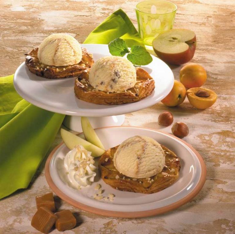 Vanille-Karamell Eis auf Apfelküchlein | Foodstyling Blog &amp; Koch Blog